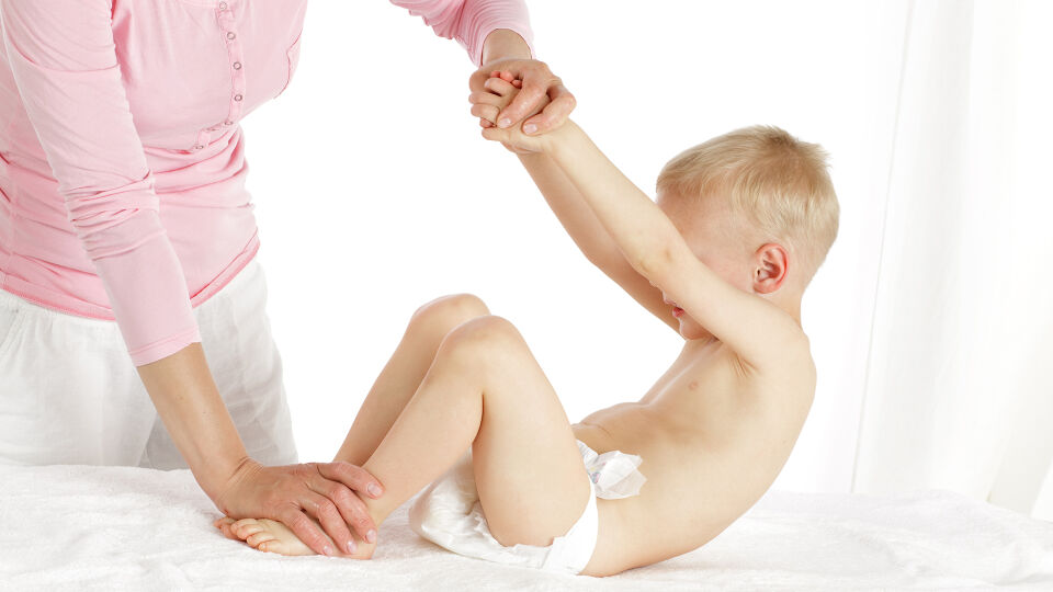 Kind Rheuma - Physiotherapie, begleitend zur medikamentösen Therapie, kann das Leiden lindern. - © Shutterstock