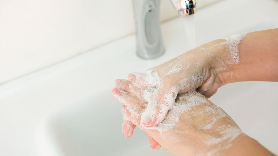 Hände waschen - Der einfachste Weg, um Infektionen zu vermeiden: Händewaschen mit Wasser und Seife. - © Shutterstock