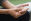 Finger_Hände_shutterstock_622866383 - Meist beginnen die Beschwerden bei Psoriasis-Arthritis an einzelnen Gelenken, häufig am Knie oder an den Finger- und Zehengelenken.