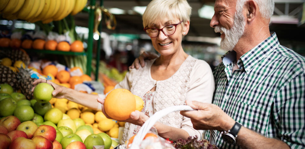 Senioren Gesund Ernährung Obst - Menschen ab 65 Jahren mangelt es oft an wichtigen Nährstoffen. - © Shutterstock