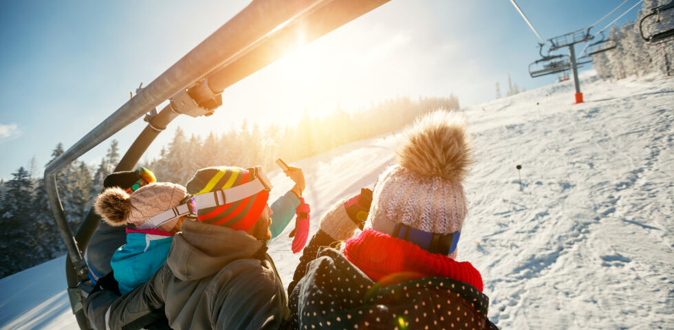 Winter Urlaub Skifahren - Nehmen Sie zum Skifahren ein Sicherheitspaket mit allen notwendigen Dingen zur Diabetes-Behandlung mit. - © Shutterstock