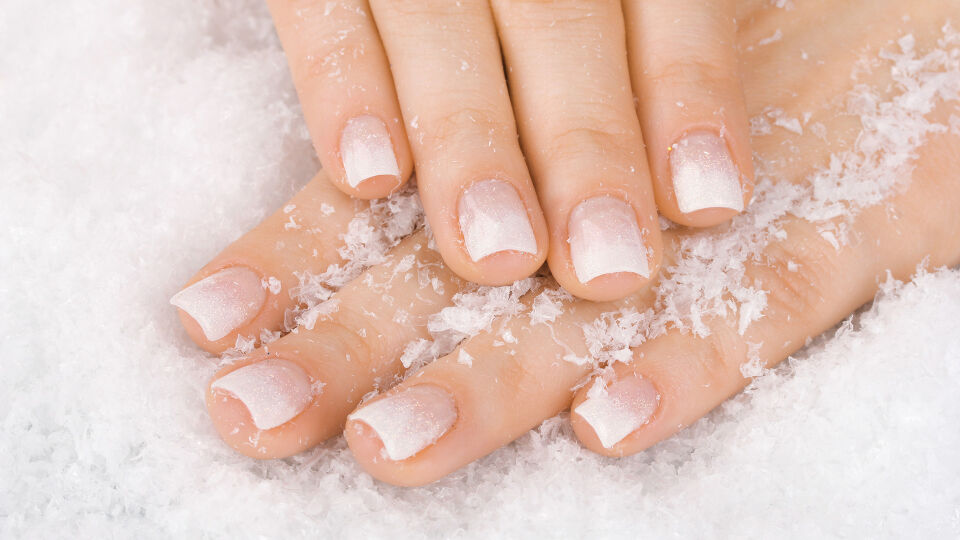 Finger Nägel Hände - Sanfte Handpeelings sind im Winter einmal die Woche zu empfehlen. - © Shutterstock
