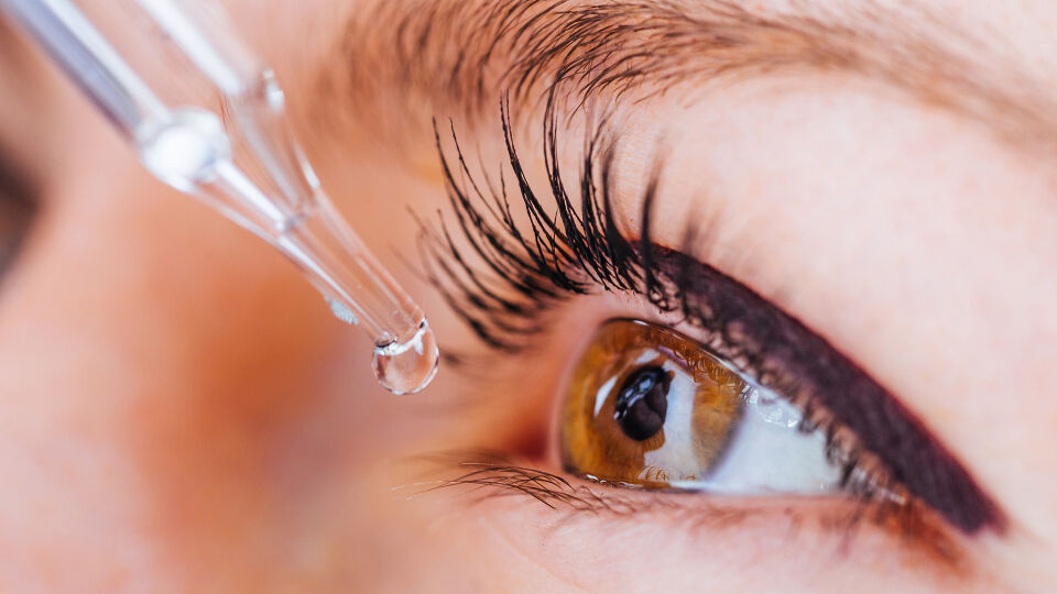 Augen Tropfen - Mit dem Begriff "Trockenes Auge" ist eine Benetzungsstörung gemeint. Es handelt sich dabei um eine der häufigsten Augenerkrankungen. - © Shutterstock