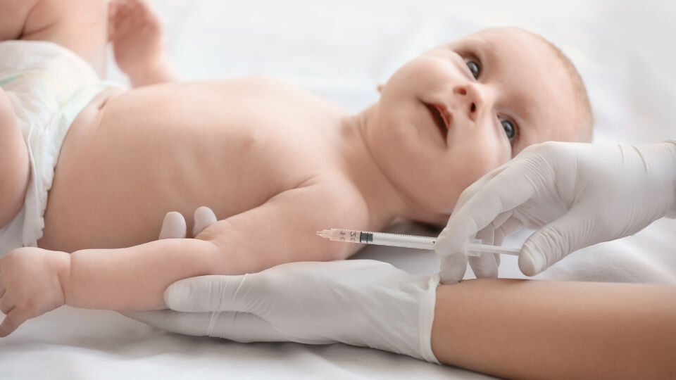 Arzt impft ein Baby_shutterstock_1060328165 - Bei Keuchhusten handelt es sich um eine hochansteckende Infektionskrankheit der Atemwege. Eine Impfung bietet Schutz.