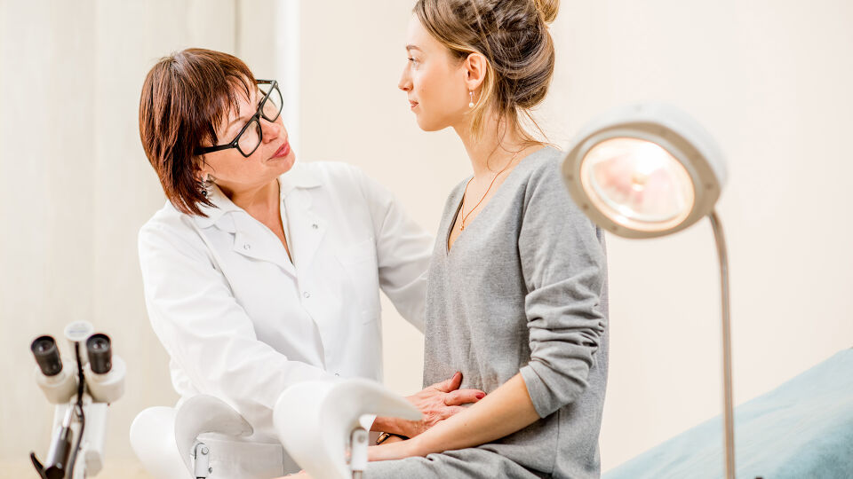 Frauenarzt Gynäkologe - Ein Frauenarzt kann über einen Abstrich oder Urintest feststellen, ob Sie sich mit Chlamydien angesteckt haben. - © Shutterstock