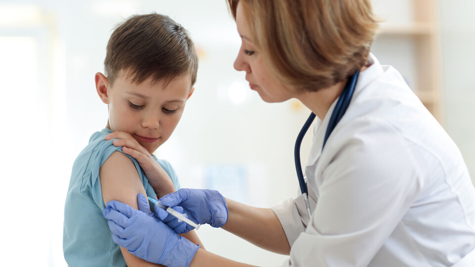 Impfung Junge Kind - Damit HPV flächendeckend bekämpft werden kann, müssen auch Buben geimpft werden - © Shutterstock