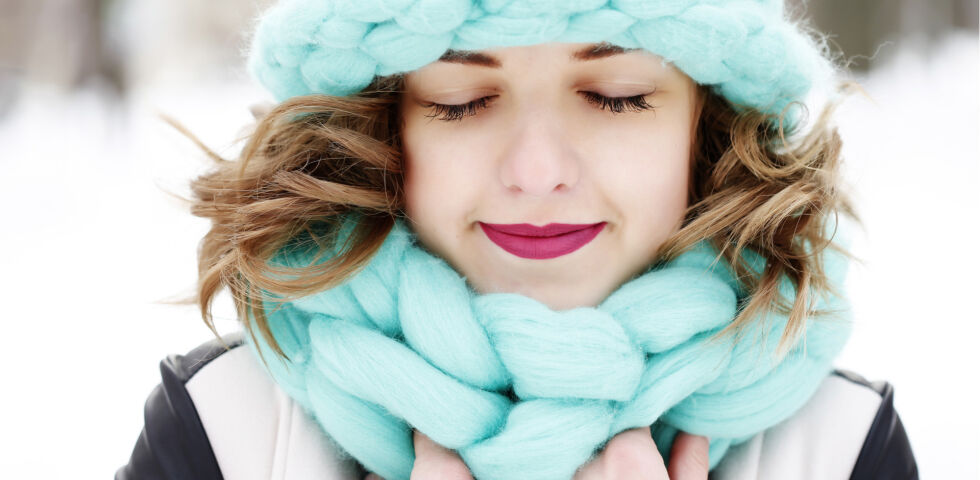 Frau Winter Kosmetik_Shutterstock_369307913 - In der kalten Jahreszeit braucht unsere Haut meist ein wenig Extra-Pflege. - © Shutterstock