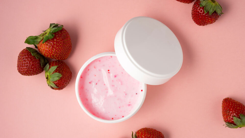 Gesichtsmaske mit Erdbeeren_Kosmetik_shutterstock_1427532794 - Gesichtsmasken kann man ganz einfach selbst herstellen, zum Beispiel mit Erdbeeren und Joghurt.