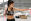 Frau trainiert mit einem Theraband_Sport_shutterstock_1092086012 - Das Theraband ist ein breites Gummiband, das sich für die unterschiedlichsten Fitnessübungen verwenden lässt.