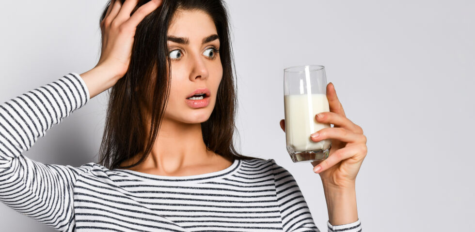 Laktose-Intoleranz_Frau hält ein Glas Milch in der Hand_Ernährung_shutterstock_1635664210 - Laktose-Intoleranz ist weit verbreitet.