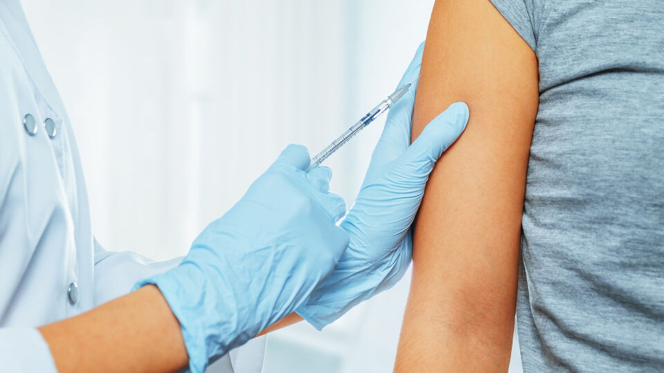 Impfen - Es gibt eine Impfung, mit der das Risiko für Genitalwarzen und Gebärmutterhalskrebs durch HPV-Viren stark gesenkt werden kann. - © Shutterstock