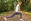 Stretching Aufwärmen Ausfallschritt - Mit dem Ausfallschritt trainieren wir nicht nur den Rücken, sondern auch die Oberschenkel und den Po. - © Shutterstock
