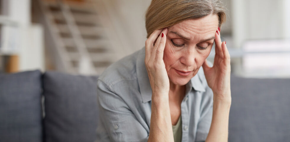 Traurig oder gestresst_shutterstock_1589760202 - Depression kann sich durch Antriebslosigkeit, aber auch Konzentrationsstörungen oder Kopfschmerzen bemerkbar machen.