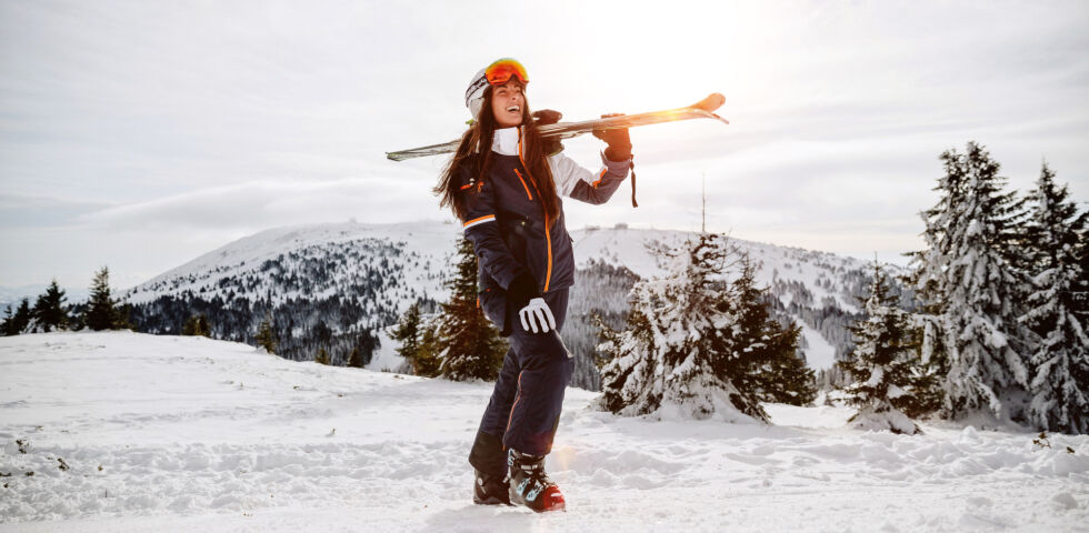 Frau beim Sport_Skifahren_Winter_shutterstock_1310139784