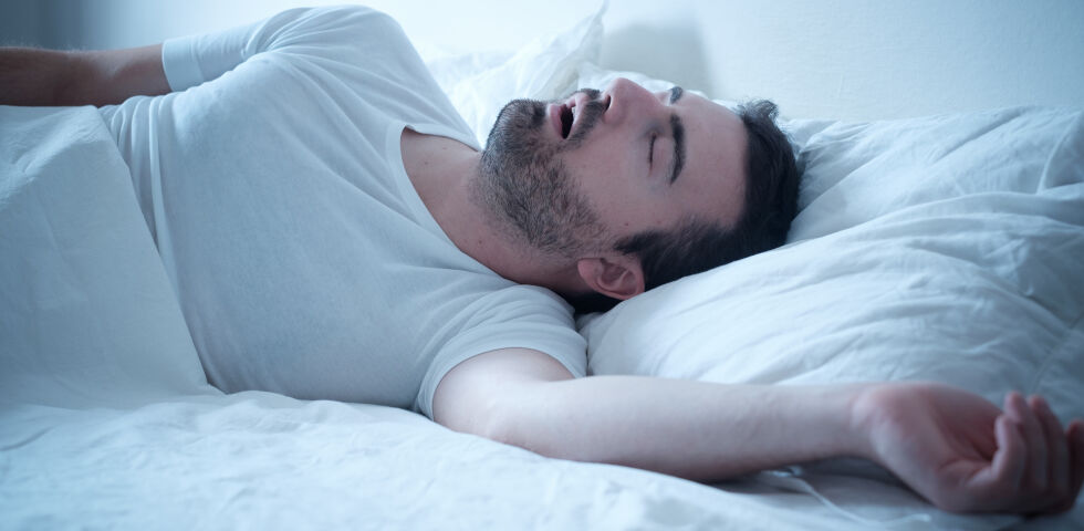 schlafapnoe_shutterstock_524260453 - Bei einer Schlafapnoe sind die Atemwege der Betroffenen während des Schlafes so verengt, dass die Atmung kurzfristig vollständig aussetzt.