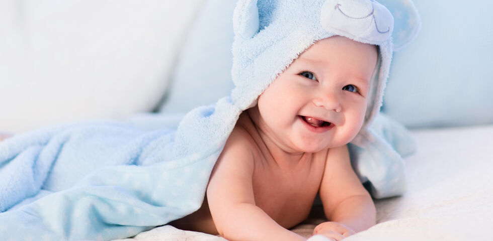 Baby Kind Hautpflege Baden - © Shutterstock