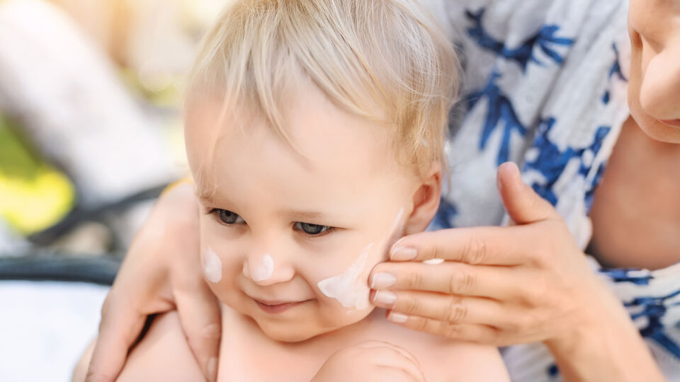 Sonnenschutz Kleinkind Kinder - © Shutterstock