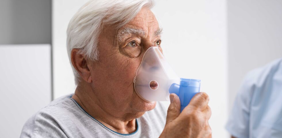 copd_shutterstock_1787772377 - Bei der Lungenkrankheit COPD entzünden und verengen sich die Atemwege dauerhaft.