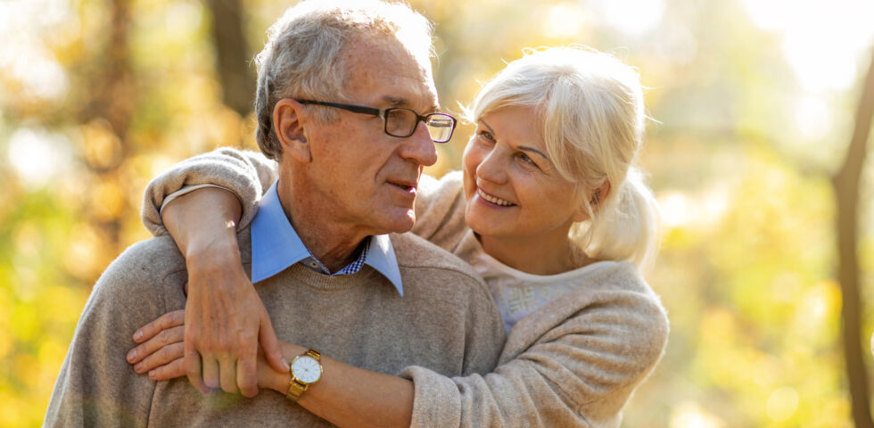 Älteres Paar glücklich_shutterstock_1543795634 - Das Hormon Oxytocin beeinflusst unser Verhalten. - © Shutterstock