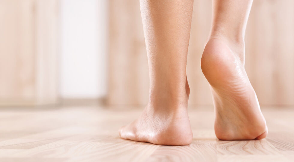 Füße_shutterstock_710634502_online - Unsere Füße tragen uns durchs Leben. Aufgrund der hohen Beanspruchung sollten sie regelmäßig gepflegt werden. - © Shutterstock