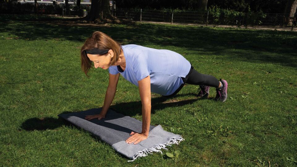 planking_ChristophSchipp - Mit dem Handtuch-Training können Sie jederzeit und überall starten. Wie wäre es mit Planking? Es strafft die Muskeln von Kopf bis Fuß, speziell den „Core“-Bereich.