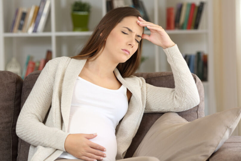 Schwangere_Hand auf Bauch_Schmerz - Schwangere sollten mit ihrem Arzt Rücksprache halten, bevor sie Abführmittel einnehmen.