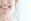 Mund_Lächelnde Frau zeigt Zähne_shutterstock_1701182977 - Salben, Cremes, Gele oder Pasten mit lokaler Wirkung auf die Mundschleimhaut sind wegen ihrer meist kurzen Verweildauer mehrmals täglich in jeweils kleinen Portionen aufzutragen. - © Shutterstock
