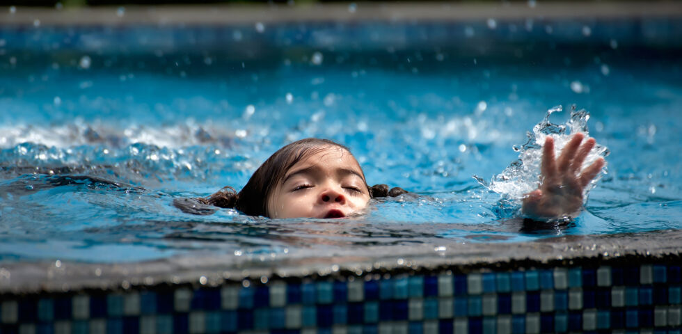 Kind im Schwimmbecken_shutterstock_677056501 - Kinder sollten beim Baden immer beaufsichtigt werden. - © Shutterstock
