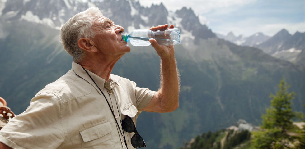 Senior wandern wasser_shutterstock_722970025 - An heißen Sommertagen sollten wir ausreichend Flüssigkeit zu uns nehmen. - © Shutterstock