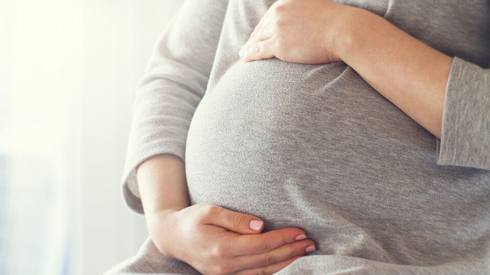 Frau_Schwanger_Bauch Großaufnahme - Viele Schwangere leiden unter Hämorrhoiden. Mit guter Pflege wird das Leiden erträglicher. - © Shutterstock