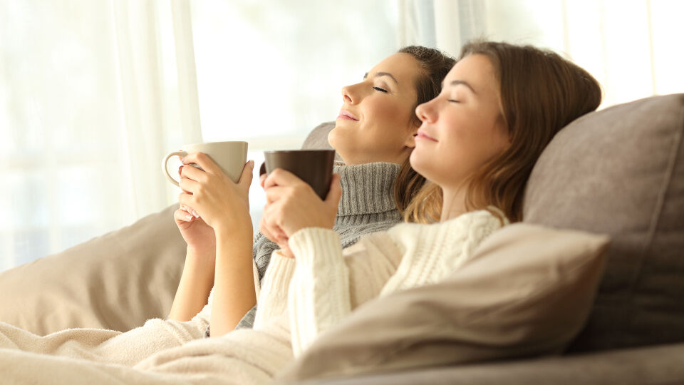 Frauen_Winter_Tee_Sofa_Entspannung - Es gibt unterschiedliche Strategien zur Stressreduktion. - © Shutterstock