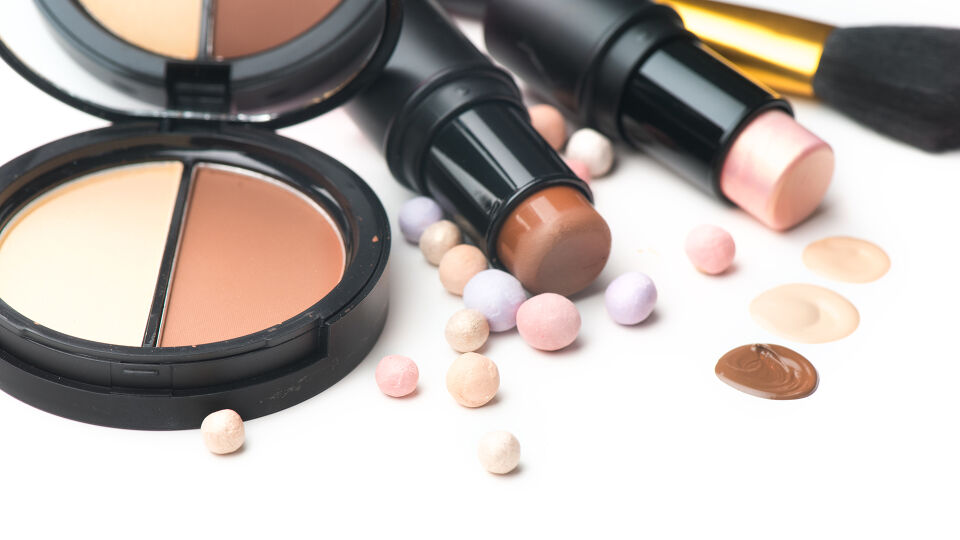 Kosmetik Contouring Make-up - © Shutterstock