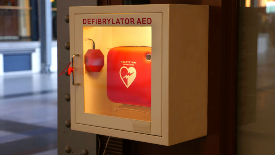 Defibrillator_Shutterstock_677694985 - Ersthelfer:innen können die Überlebenschancen eines Menschen durch den Einsatz eines Defibrillators erheblich steigern. - © Shutterstock