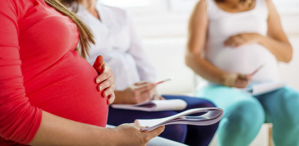 Schwangere_Shutterstock_205907629 - Studie: Bei Übergewicht steigt das Risiko für eine Fehlgeburt oder einen Not-Kaiserschnitt. - © Shutterstock