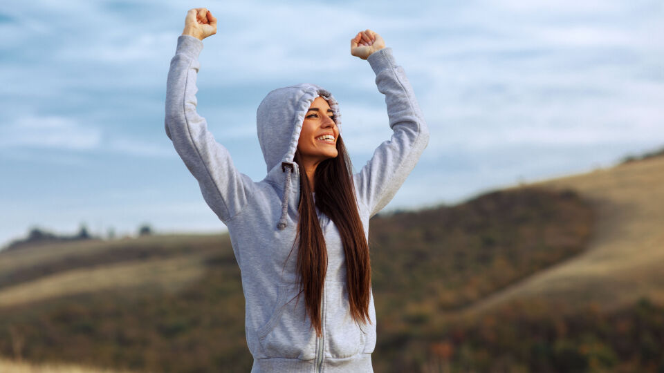 Glücklich nach Sport_Shutterstock_745058653 - Beim Sport schüttet unser Körper Glückshormone aus. Diese können Menstruationsbeschwerden lindern. - © Shutterstock